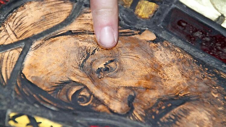 Solche Schäden wie hier am Auge entstehen, wenn Verunreinigungen zu chemischen Reaktionen führen.