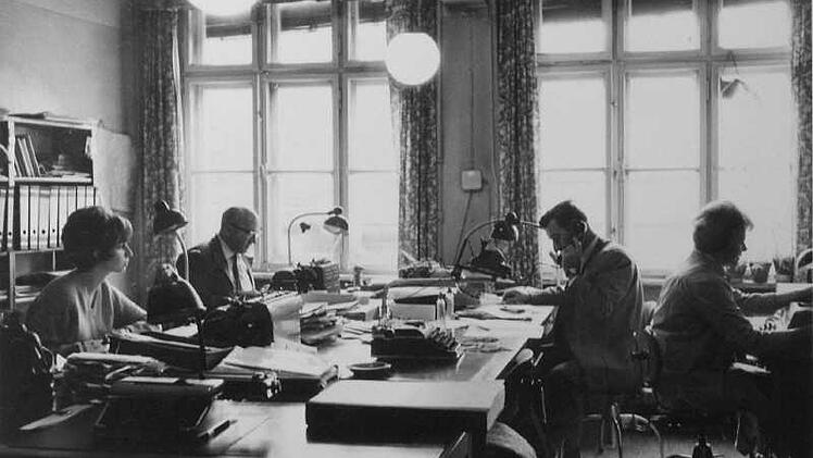Die Lokalredaktion in den 60-Jahren im alten Verlagsgebäude an der Fleischstraße. Das Bild zeigt von links Monika Reichmann, Willi Hesse, Willy Heckel und Maria Stillerich.  Foto: Emil Bauer