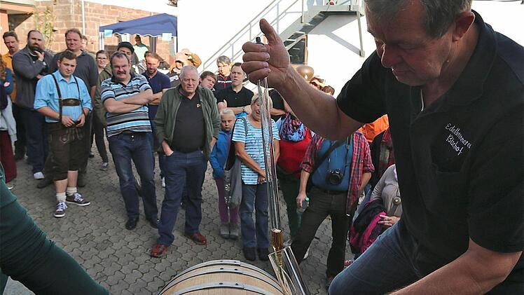 Das Kastanienfass mit dem Rhöner Whisky war von Kennern umlagert. Foto: Gerd Schaar