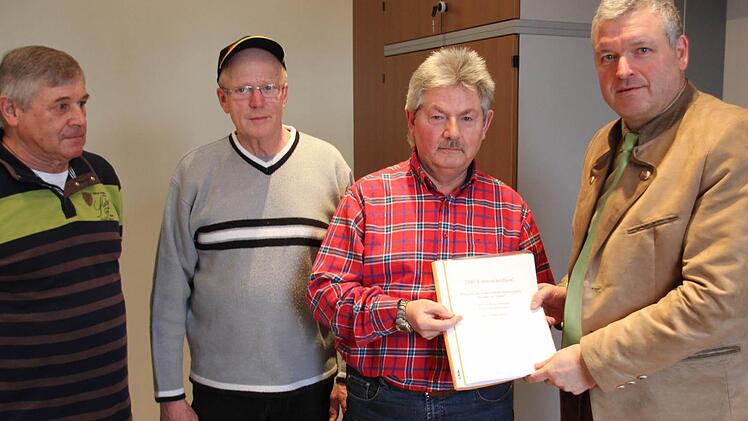 Herbert Mahr, Manfred Zier und Lothar Olbrich (im Bild von links) übergaben die Unterschriftenliste an Bürgermeister Hennemann. Foto: Ralf Kestel