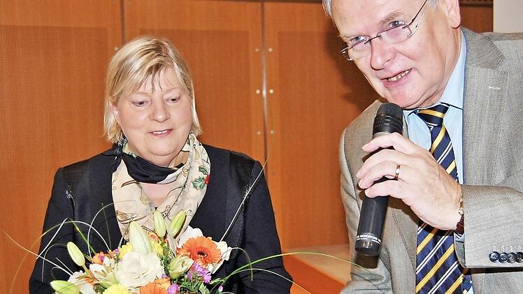 Foto 02: Vorsitzender und Internist Reinhard Höhn dankt seiner Referentin Helga Kühn-Mengel (SPD, MdB), Mitglied im Gesundheitsausschuss des Bundestages
