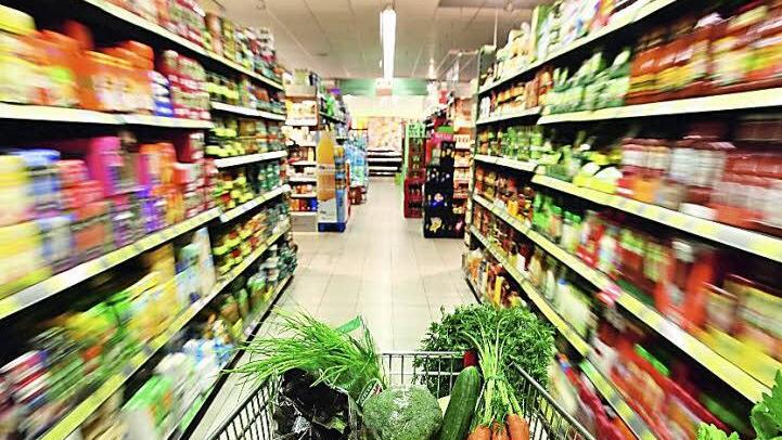 Das noch und das noch und das auch noch. Durch den Supermarkt zu hetzen bedeutet vor Weihnachten besonders viel Stress. Dabei landet oft mehr im Einkaufswagen, als eigentlich benötigt wird. Foto: Archiv