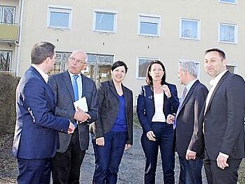 Sie freuen sich auf den Spatenstich (von links): Daniel Frische, Geschäftsführer der Helios-Frankenwaldklinik, Bezirkstagspräsident Günther Denzler, Zweite Bürgermeisterin Angela Hofmann, Katja Bittner, Vorsitzende des Vorstands Kommunalunternehmen, Landrat Oswald Marr, MdL Jürgen Baumgärtner  Foto: Veronika Schadeck