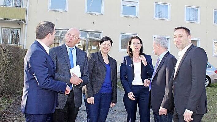 Sie freuen sich auf den Spatenstich (von links): Daniel Frische, Geschäftsführer der Helios-Frankenwaldklinik, Bezirkstagspräsident Günther Denzler, Zweite Bürgermeisterin Angela Hofmann, Katja Bittner, Vorsitzende des Vorstands Kommunalunternehmen, Landrat Oswald Marr, MdL Jürgen Baumgärtner  Foto: Veronika Schadeck