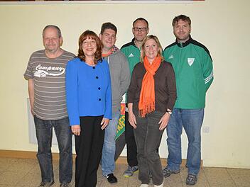 Die neue Vorstandsteam Schriftführer Lothar Düring, Vorstand Gabi Hochrein und Daniel Dietz, Kassier Ralf Merz und Kassiererin Regine Friedrich, Vorstand Manuel Düring.  Foto: Annette Warmuth