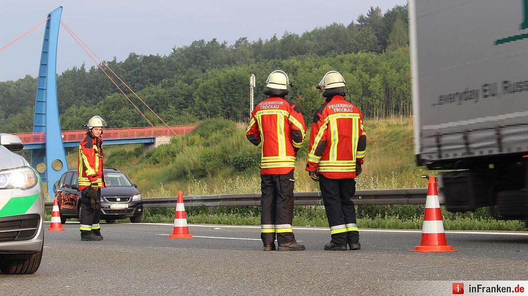 Drei Fahrspuren nach folgenschwerem Auffahrer blockiert - Geladene Autos liegen auf der Autobahn