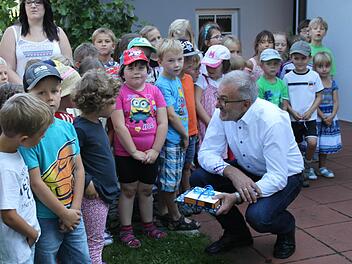 Hemlut Krämer lobt die jungen Sängerinnen und Sänger, die ihm soeben ein Liedlein geträllert haben. Fotos: Carmen Schwind