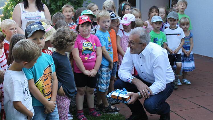 Hemlut Krämer lobt die jungen Sängerinnen und Sänger, die ihm soeben ein Liedlein geträllert haben. Fotos: Carmen Schwind