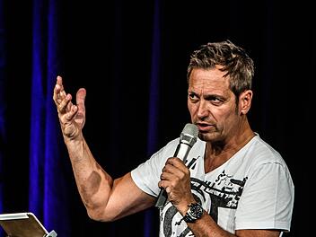 Wortgewandt und unterhaltsam : Dieter Nuhr gastierte im Coburger Kongresshaus. Foto: Jochen Berger