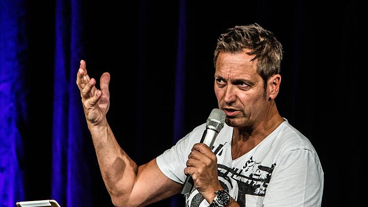 Wortgewandt und unterhaltsam : Dieter Nuhr gastierte im Coburger Kongresshaus. Foto: Jochen Berger