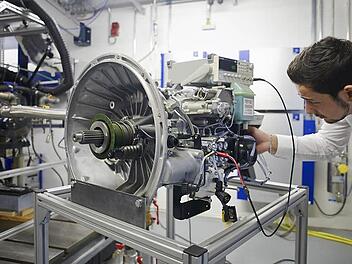 Untersuchungen auf einem Motorprüfstand. Das TAC hatte bei seiner Gründung 2007 vor allem die regionale Automobilzuliefererindustrie im Blick forscht aber inzwischen auch für viele andere Industriebereiche. Foto: Hochschule Coburg