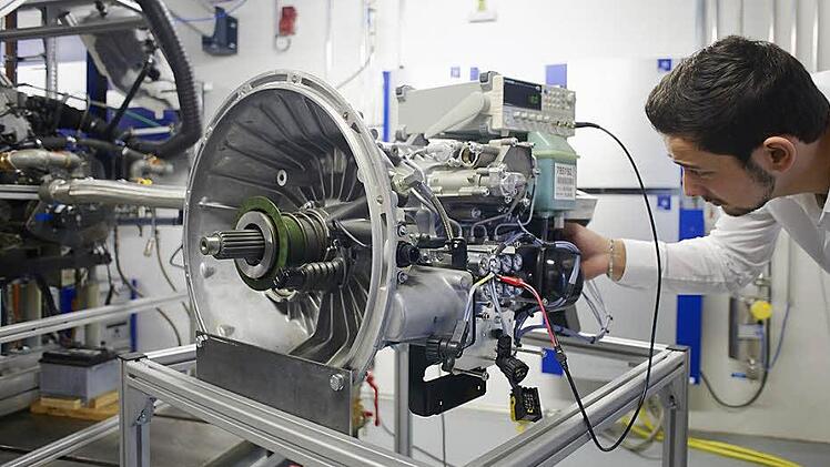 Untersuchungen auf einem Motorprüfstand. Das TAC hatte bei seiner Gründung 2007 vor allem die regionale Automobilzuliefererindustrie im Blick forscht aber inzwischen auch für viele andere Industriebereiche. Foto: Hochschule Coburg