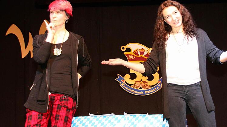 Keine große Auswahl für ihren "Traumprinzen" fanden in Weidach die selbsternannten "Zicken" Sabrina Pflaum (links) und Sophie Fischer. Foto: Bettina Knauth