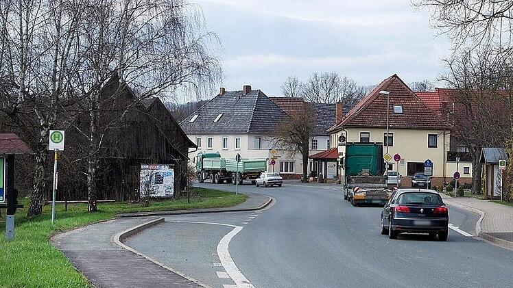 Über 10 000 Fahrzeuge passieren täglich die Ortsdurchfahrten Rothwind und Fassoldshof. Wie die Inhaber der Metzgerei und Gastwirtschaft (gelbes Haus), die auch vom Durchgangsverkehr leben, sind aber viele Bürger gegen den Bau einer Umgehung. Foto: Peter Müller