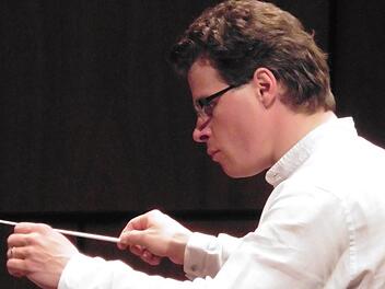 Jakub Hrusa bei seiner Arbeit mit den Bamberger Symphonikern in Aix-en-Provence