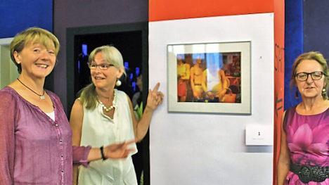 Die Initiatorinnen der Ausstellung "Stille Post" (von links): Barbara Winter, Marie-Ja Rosa Heckmann, Maria K. Rinecker.  Foto: Werner Vogel