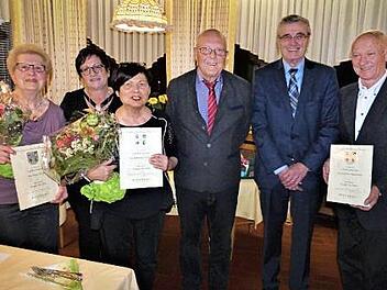 Hohe Ehrung beim Gesangverein "Eintracht" Blaich: Günter Greule wurde aufgrund seiner Verdienste zum Ehrenchorleiter ernannt. Unser Bild zeigt (von links) Helga Förtsch (60 Jahre aktiv), Zweite Vorsitzende Monika Gruttke, Hannelore Wunderlich (60 Jahre aktiv), Vorsitzenden Jürgen Arlt, Ehrenchorleiter Günter Greule und Ottmar Wunderlich (50 Jahre aktiv).  Foto: Werner Reißaus