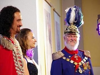 Peter Krug als Prinzregent Luitüpold (rechts), Timo Baier (Fürst  Ferenc Rákóczi) und Quellenkönigin 2018 Carina Wehner beim Sonderkonzert des Rakoczy-Fördervereins. Foto: Klaus Werner