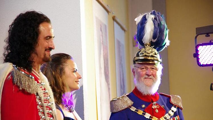 Peter Krug als Prinzregent Luitüpold (rechts), Timo Baier (Fürst  Ferenc Rákóczi) und Quellenkönigin 2018 Carina Wehner beim Sonderkonzert des Rakoczy-Fördervereins. Foto: Klaus Werner