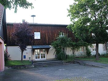 168 120 Euro hat der Bauausschuss der Stadt Ebern in seiner Sitzung am Mittwoch für Umbau und Sanierung der ehemaligen Schule in Bramberg freigegeben. Wohnungen sollen dort geschaffen werden. Links ist das Feuerwehrhaus von Bramberg zu sehen.  Helmut Will