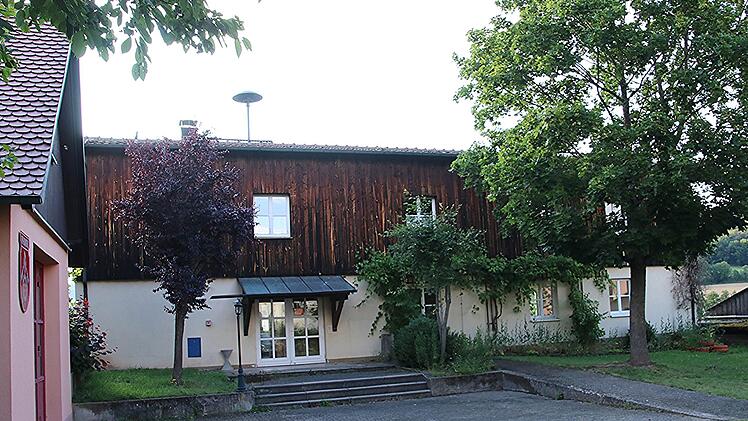 168 120 Euro hat der Bauausschuss der Stadt Ebern in seiner Sitzung am Mittwoch für Umbau und Sanierung der ehemaligen Schule in Bramberg freigegeben. Wohnungen sollen dort geschaffen werden. Links ist das Feuerwehrhaus von Bramberg zu sehen.  Helmut Will