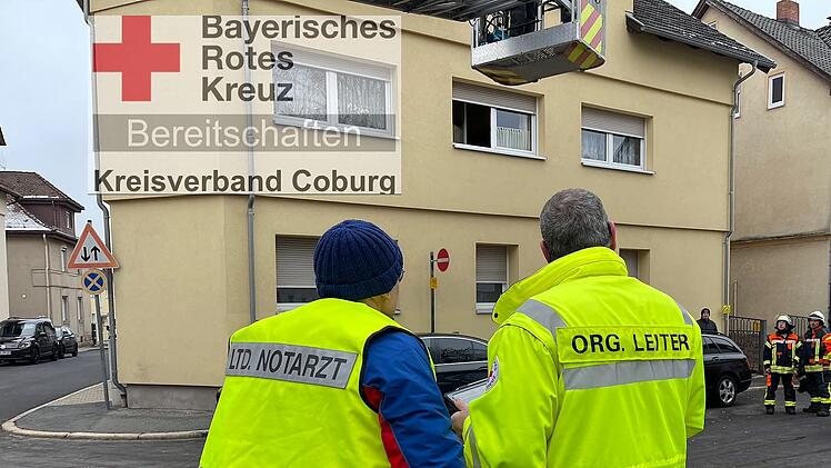 Neustadt bei Coburg: Dachstuhlbrand führt zu Großeinsatz - sechs Menschen werden verletzt