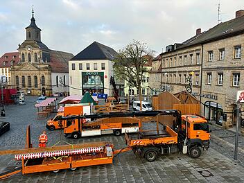 Bayreuther Stadtbauhof baut Aktionsbühne für Christkindlesmarkt auf