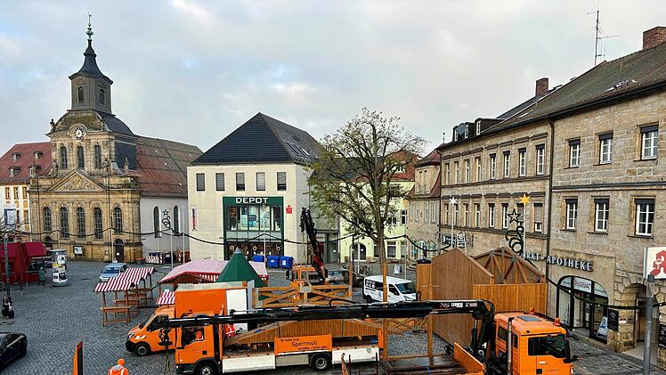 Bayreuther Stadtbauhof baut Aktionsbühne für Christkindlesmarkt auf