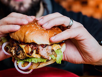 Burger ohne zu kleckern essen - geheimer Japan-Griff