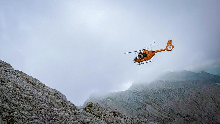 Ein Einsatz der Bergwacht Ramsau am Watzmann. Wenn der georderte Hubschrauber Nebelw&auml;nde nicht mehr durchfliegen kann, wird es dramatisch.