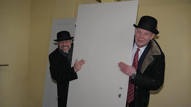 Ein Stück "Rubinrot", garniert von Michael Böhm (links) und Michael Amthor: Aus einer schlichten Zimmertür der Jugendherberge wurde in Ketschendorf mit Sperrholz die edle Tür eines Schlosses. Fotos: Berthold Köhler