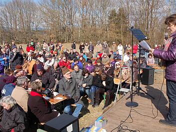 Anette Martin spricht beim Ostermarsch der Initiativen gegen die geplante 380-kV-Leitung in Weißenbrunn vorm Wald. Fotos: Rainer Lutz