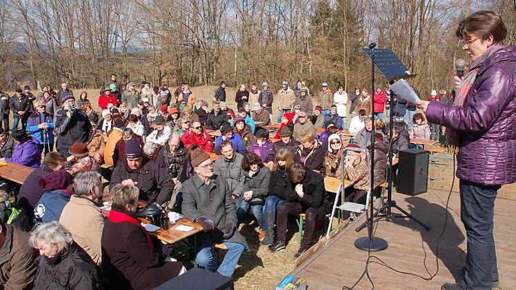 Anette Martin spricht beim Ostermarsch der Initiativen gegen die geplante 380-kV-Leitung in Weißenbrunn vorm Wald. Fotos: Rainer Lutz