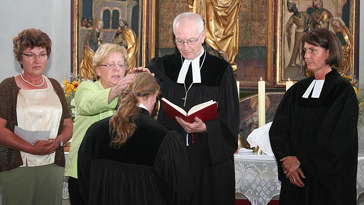 Für die Gemeinde legten die Vertrauensfrauen Herta Dollinger und Ilse Hassler (von links) ihrem Pfarrer die Hände auf. Im Bild von rechts Pfarrerin Angelika Steinbauer und Dekan Otfried Sperl.