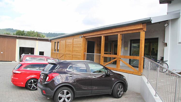 Die ehemalige Rampe wurde verbreitert und mit einem Holzvorbau versehen. Dort sind Büro und Lager untergebracht.