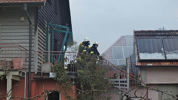 Ein Großangebot an Feuerwehren hat das Übergreifen der Flammen aufs Wohnhaus verhindert. Foto: Gerd Schaar