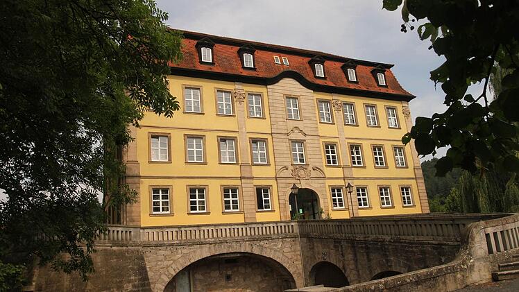 Das Schloss mit der Bogenbrücke Foto: Günther Geiling