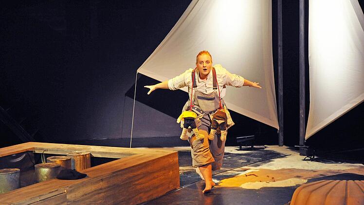 Kora Pavelic beeindruckt in "Gold" von Leonard Evers in der Coburger Reithalle.Foto: Andrea Kremper