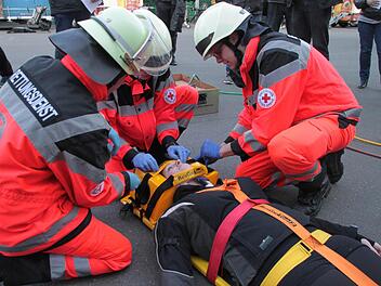 Tamara Schumann aus Helmbrechts hat sich als "Opfer" zur Verfügung gestellt. "Die Rettungskräfte wissen, was sie machen", ist ihr Eindruck nach der Übung auf dem Gelände der Kulmbacher Brauerei. Foto: Jürgen Gärtner