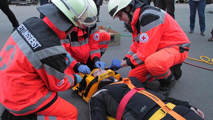 Tamara Schumann aus Helmbrechts hat sich als "Opfer" zur Verfügung gestellt. "Die Rettungskräfte wissen, was sie machen", ist ihr Eindruck nach der Übung auf dem Gelände der Kulmbacher Brauerei. Foto: Jürgen Gärtner
