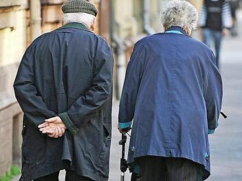 Spazierengehen gehört für viele Senioren zu ihrem Alltag dazu. Eine ältere Frau, die an Demenz erkrankt ist, beschrieb ihren Umstand einmal mit den Worten: Es sei, als ob das Gedächtnis spazieren gehen würde. Symbolfoto: epd