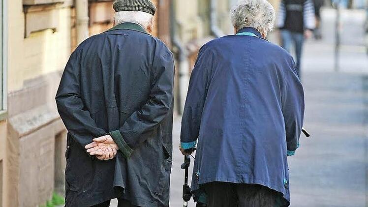Spazierengehen gehört für viele Senioren zu ihrem Alltag dazu. Eine ältere Frau, die an Demenz erkrankt ist, beschrieb ihren Umstand einmal mit den Worten: Es sei, als ob das Gedächtnis spazieren gehen würde. Symbolfoto: epd