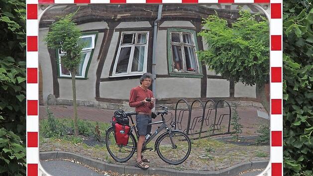 Der Fotograf und Autor hat sich hier bei seiner Fahrradtour in einem Verkehrsspiegel selbst fotografiert.  Foto: Lutz Naumann