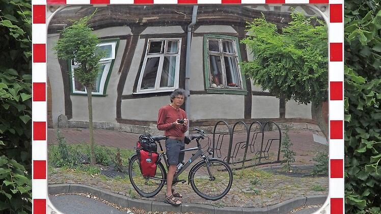 Der Fotograf und Autor hat sich hier bei seiner Fahrradtour in einem Verkehrsspiegel selbst fotografiert.  Foto: Lutz Naumann
