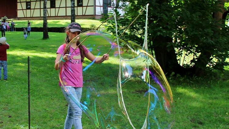 Noemi schafft eine Riesenseifenblase. Foto: Werner Vogel