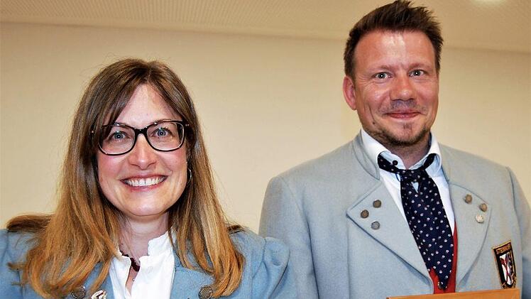 Martina Wehner und Sascha Dechant erhielten die goldene Ehrennadel des Nordbayerischen Musikbundes für 30 Jahre aktives Musizieren. Sigismund von Dobschütz