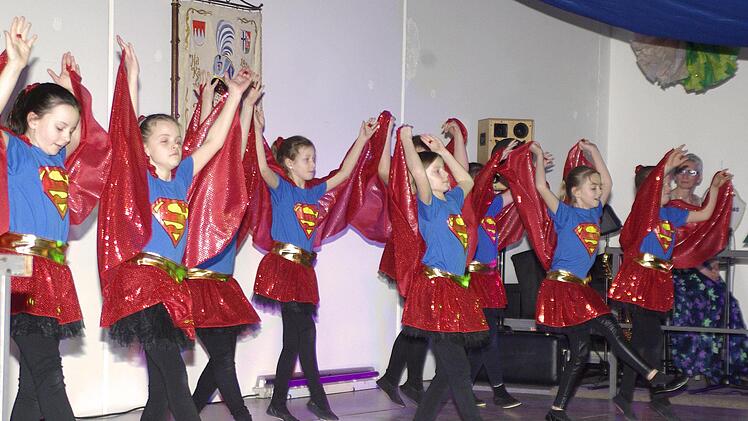Als Super-Girls bestachen die Blauen Funken schon am Vorabend beim Volleyball-Match. Foto: Winfried Ehling