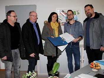 Bei der Einreichung des Bürgerbegehrens zur "Straßenführung zum Baugebiet Herrenwald" (von links) Edgar Piacquardio, Gerald Makowski, Katharina Dorsch, VG-Mitarbeiter Mathias Stretz und Holger Kelle.