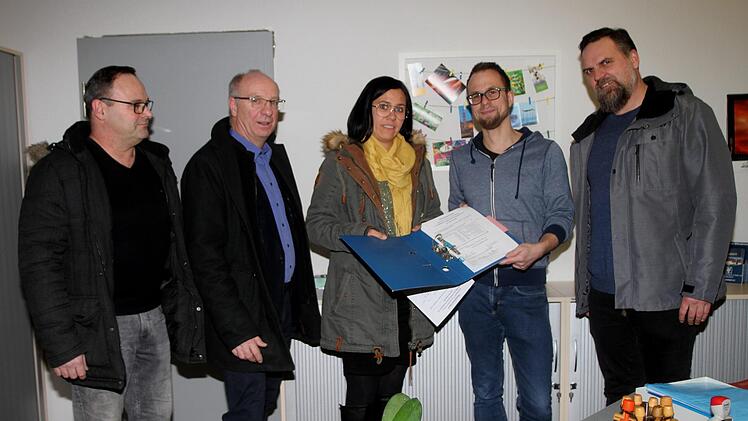 Bei der Einreichung des Bürgerbegehrens zur "Straßenführung zum Baugebiet Herrenwald" (von links) Edgar Piacquardio, Gerald Makowski, Katharina Dorsch, VG-Mitarbeiter Mathias Stretz und Holger Kelle.