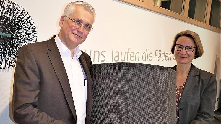 Der neue Vorstand Michael Ocker und Vorstandsvorsitzende Sibylla Naumann präsentieren den Stoff, den die Kneitz AG für die Lkw-Sitze der Firma MAN produziert.